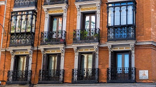 image of louisiana apartment building exterior
